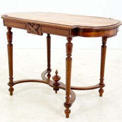 Drožinėtas riešutmedžio staliukas 61x107x71 cm