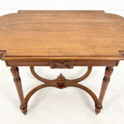 Drožinėtas riešutmedžio staliukas 61x107x71 cm