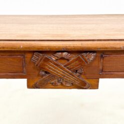 Drožinėtas riešutmedžio staliukas 61x107x71 cm