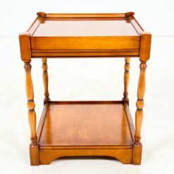 Kvadratinis riešutmedžio staliukas ištraukiamu stalviršiumi 43x43x52 cm