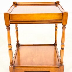 Kvadratinis riešutmedžio staliukas ištraukiamu stalviršiumi 43x43x52 cm