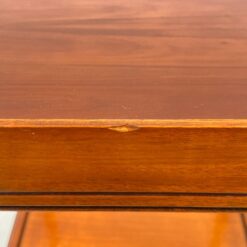 Kvadratinis riešutmedžio staliukas ištraukiamu stalviršiumi 43x43x52 cm