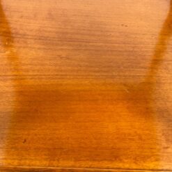 Kvadratinis riešutmedžio staliukas ištraukiamu stalviršiumi 43x43x52 cm