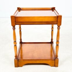 Kvadratinis riešutmedžio staliukas ištraukiamu stalviršiumi 43x43x52 cm