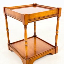 Kvadratinis riešutmedžio staliukas ištraukiamu stalviršiumi 43x43x52 cm