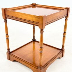 Kvadratinis riešutmedžio staliukas ištraukiamu stalviršiumi 43x43x52 cm