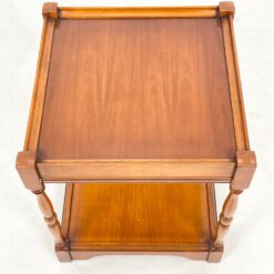 Kvadratinis riešutmedžio staliukas ištraukiamu stalviršiumi 43x43x52 cm