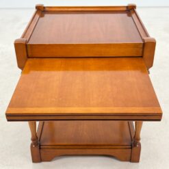 Kvadratinis riešutmedžio staliukas ištraukiamu stalviršiumi 43x43x52 cm