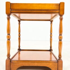 Kvadratinis riešutmedžio staliukas ištraukiamu stalviršiumi 43x43x52 cm