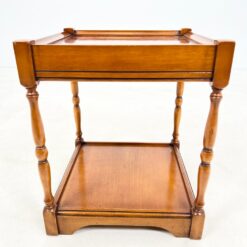 Kvadratinis riešutmedžio staliukas ištraukiamu stalviršiumi 43x43x52 cm