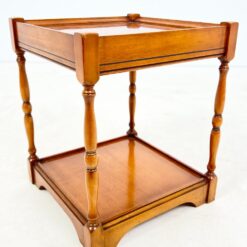 Kvadratinis riešutmedžio staliukas ištraukiamu stalviršiumi 43x43x52 cm