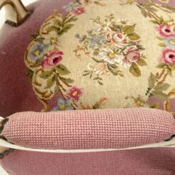 Provanso stiliaus medinis krėslas su augalų motyvų gobelenu 61x58x87 cm, 46 cm