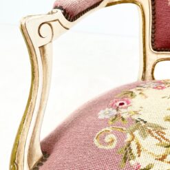 Provanso stiliaus medinis krėslas su augalų motyvų gobelenu 61x58x87 cm, 46 cm