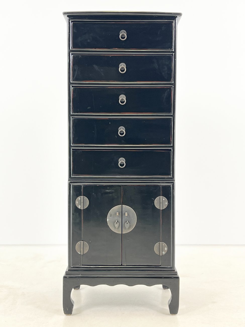 DR0195-komodos-1 Rytietiška juodos spalvos dviejų durų ir penkių stalčių komoda 43x53x135,5 cm