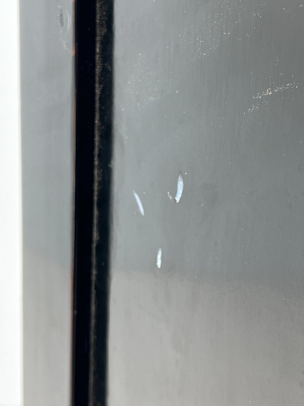 DR0195-komodos-11 Rytietiška juodos spalvos dviejų durų ir penkių stalčių komoda 43x53x135,5 cm