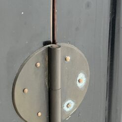 Rytietiška juodos spalvos dviejų durų ir penkių stalčių komoda 43x53x135,5 cm