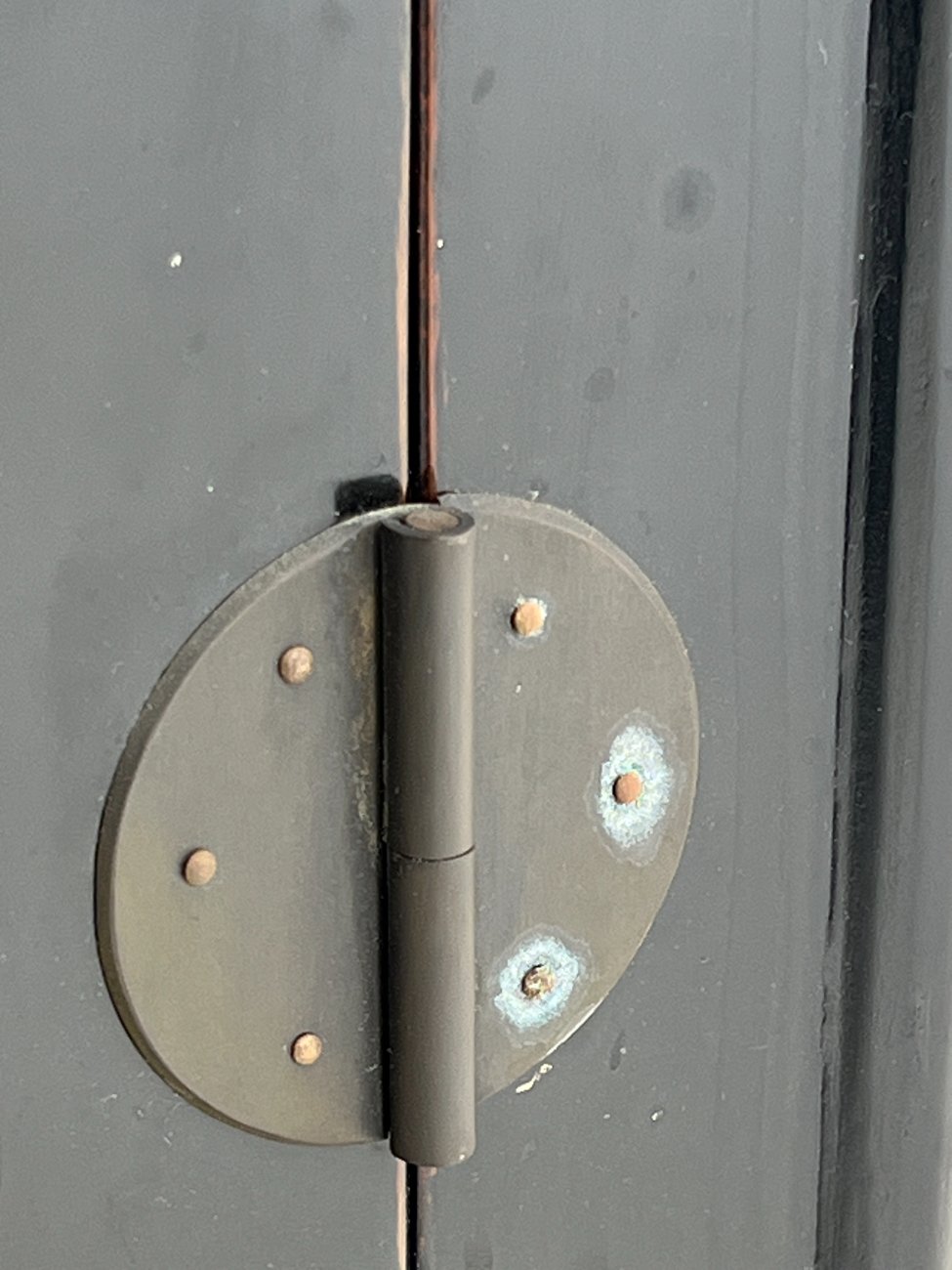 DR0195-komodos-12 Rytietiška juodos spalvos dviejų durų ir penkių stalčių komoda 43x53x135,5 cm