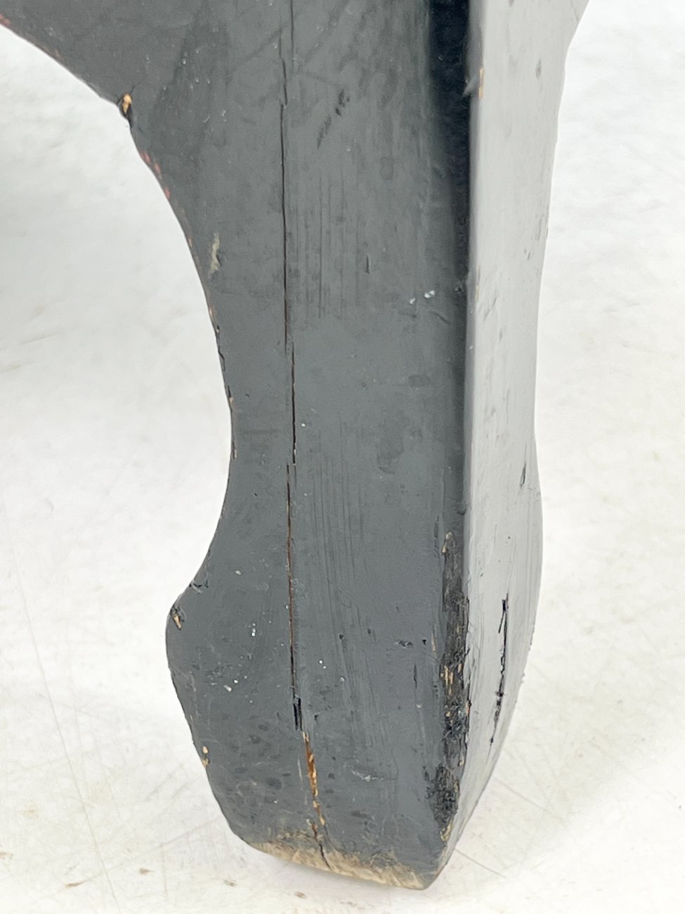 DR0195-komodos-13 Rytietiška juodos spalvos dviejų durų ir penkių stalčių komoda 43x53x135,5 cm