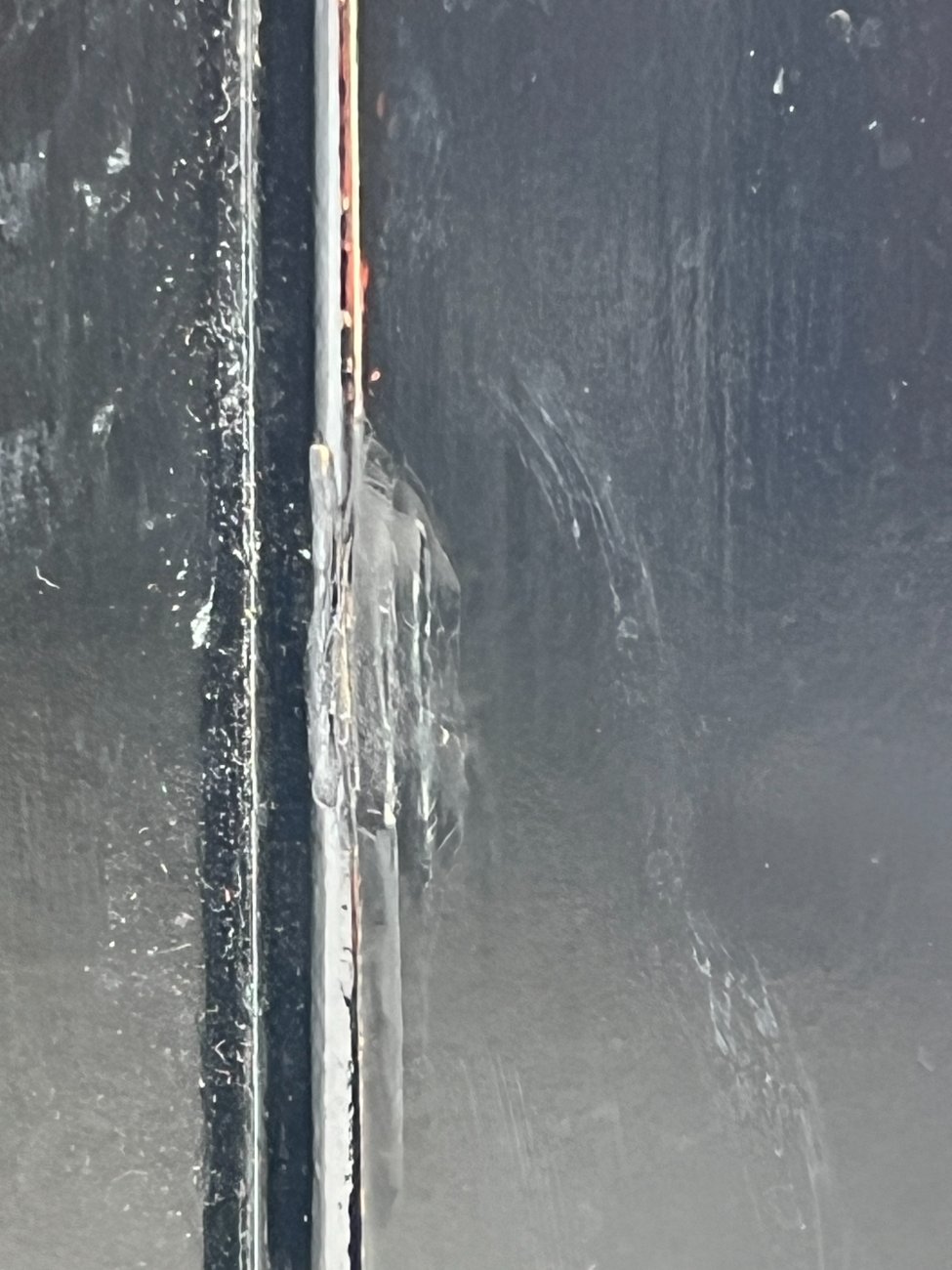 DR0195-komodos-15 Rytietiška juodos spalvos dviejų durų ir penkių stalčių komoda 43x53x135,5 cm