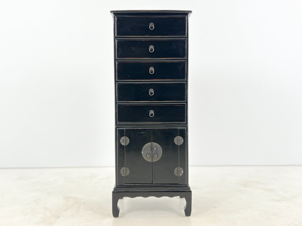 DR0195-komodos-2 Rytietiška juodos spalvos dviejų durų ir penkių stalčių komoda 43x53x135,5 cm