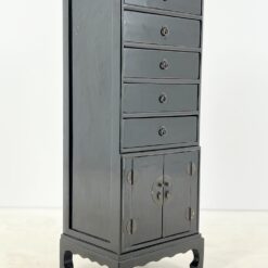 Rytietiška juodos spalvos dviejų durų ir penkių stalčių komoda 43x53x135,5 cm