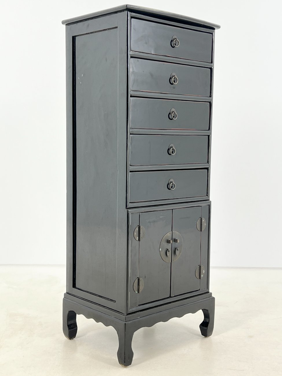 DR0195-komodos-3 Rytietiška juodos spalvos dviejų durų ir penkių stalčių komoda 43x53x135,5 cm