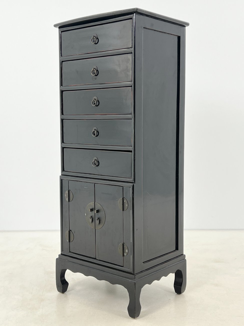 DR0195-komodos-4 Rytietiška juodos spalvos dviejų durų ir penkių stalčių komoda 43x53x135,5 cm