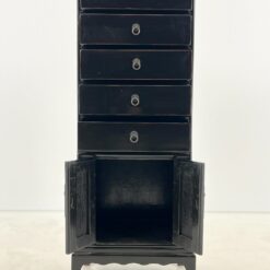 Rytietiška juodos spalvos dviejų durų ir penkių stalčių komoda 43x53x135,5 cm