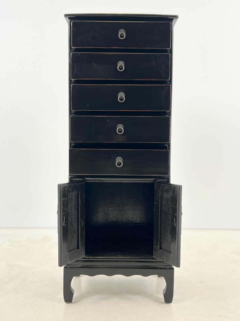 DR0195-komodos-5 Rytietiška juodos spalvos dviejų durų ir penkių stalčių komoda 43x53x135,5 cm