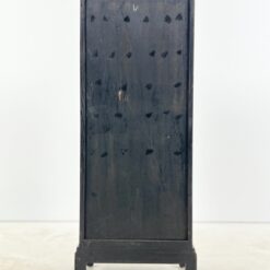 Rytietiška juodos spalvos dviejų durų ir penkių stalčių komoda 43x53x135,5 cm