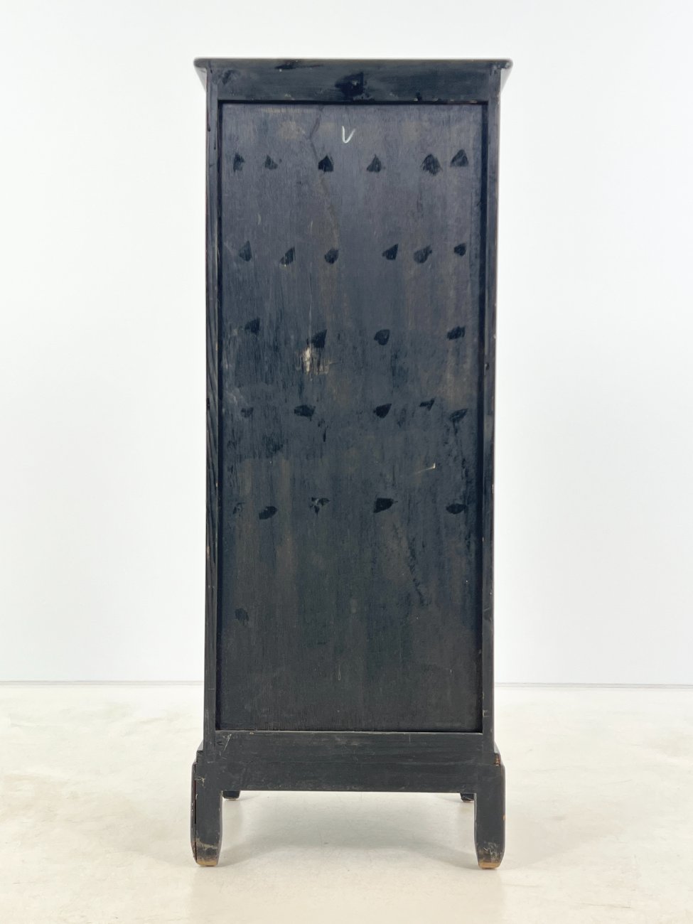 DR0195-komodos-6 Rytietiška juodos spalvos dviejų durų ir penkių stalčių komoda 43x53x135,5 cm