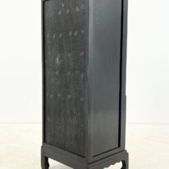 Rytietiška juodos spalvos dviejų durų ir penkių stalčių komoda 43x53x135,5 cm