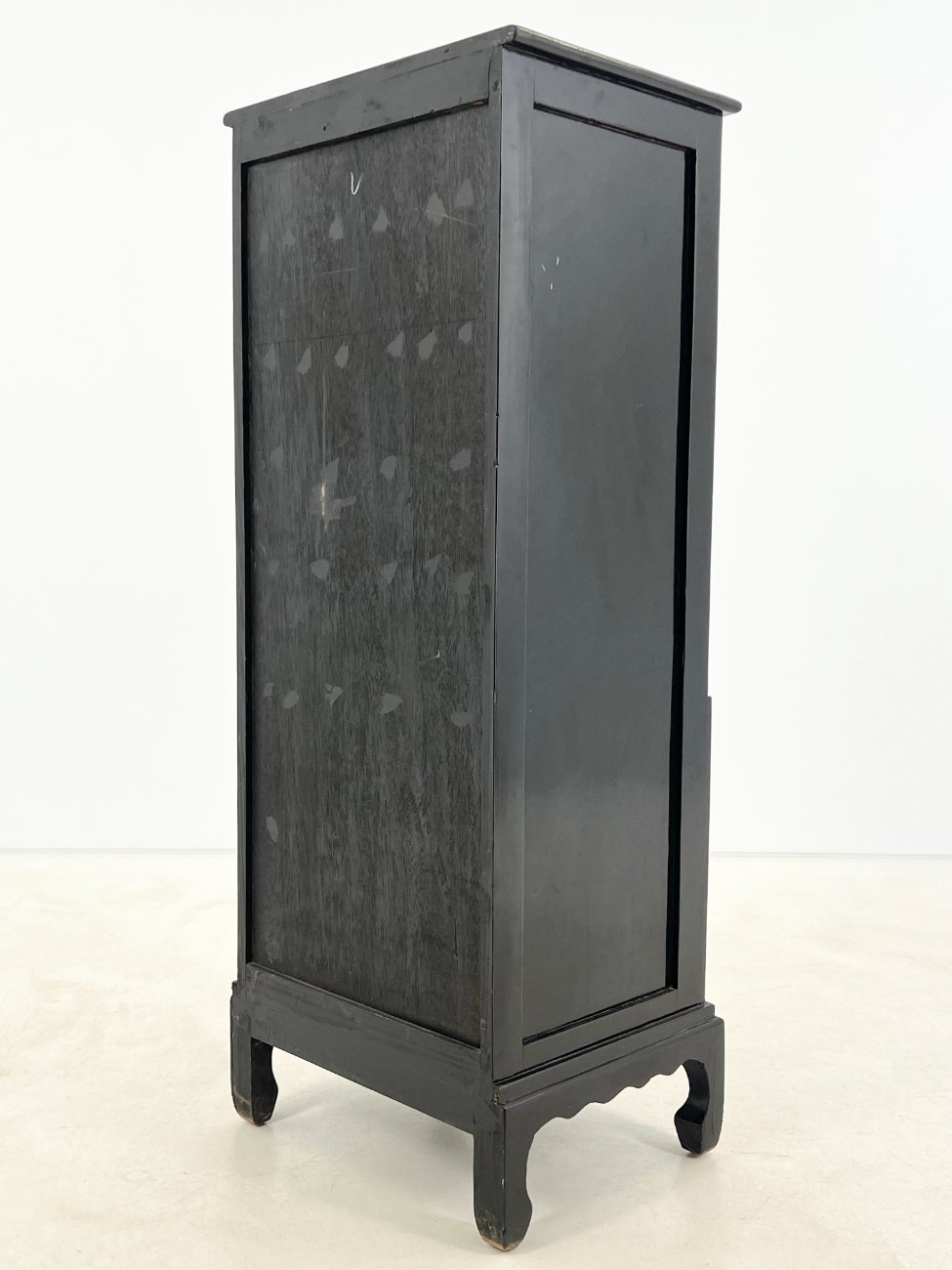 DR0195-komodos-8 Rytietiška juodos spalvos dviejų durų ir penkių stalčių komoda 43x53x135,5 cm