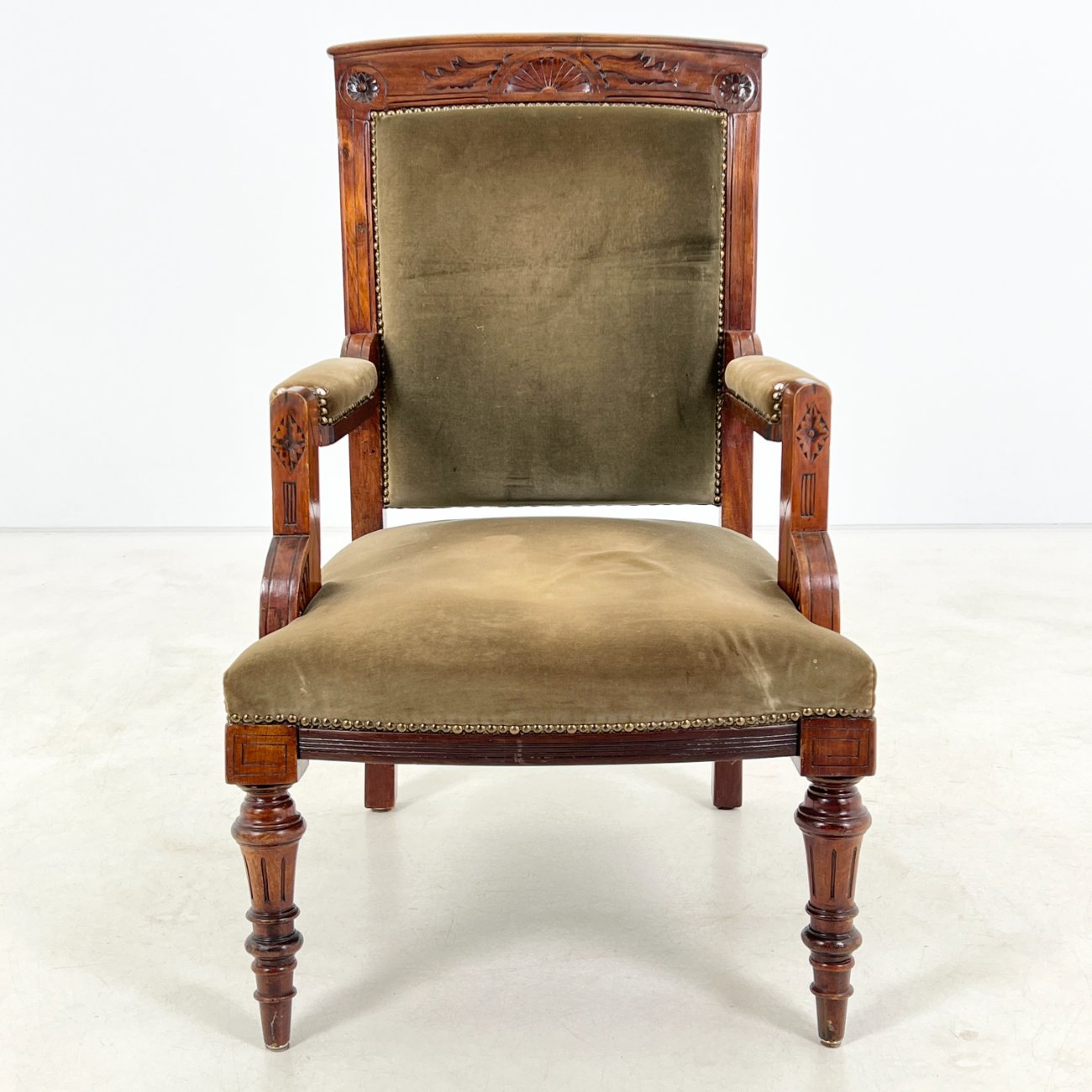 DR0198-valgomojo-kreslai-0 Drožinėtas raudonmedžio krėslas su veliūru 70x61x99 cm, 42 cm