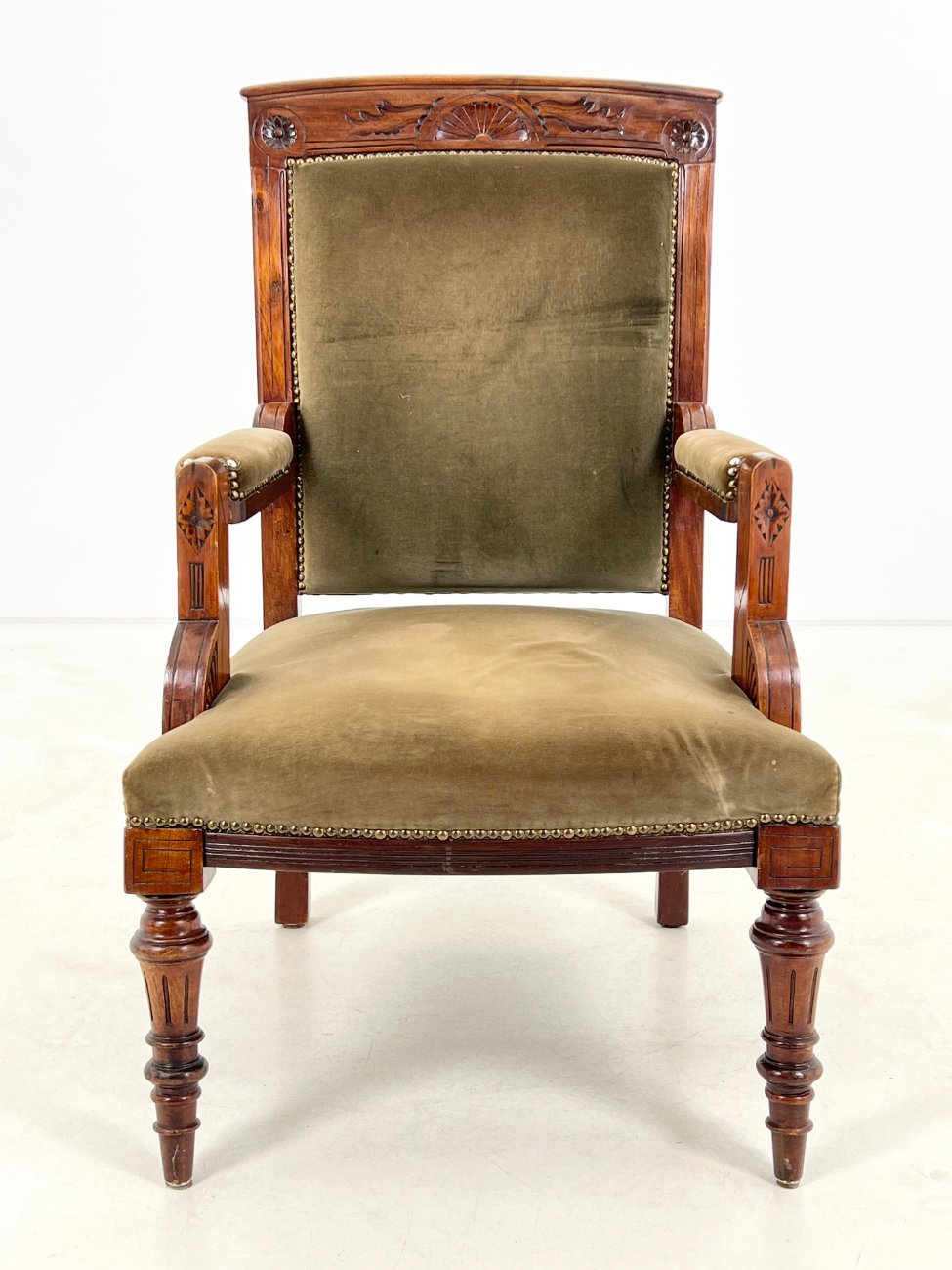 DR0198-valgomojo-kreslai-1 Drožinėtas raudonmedžio krėslas su veliūru 70x61x99 cm, 42 cm