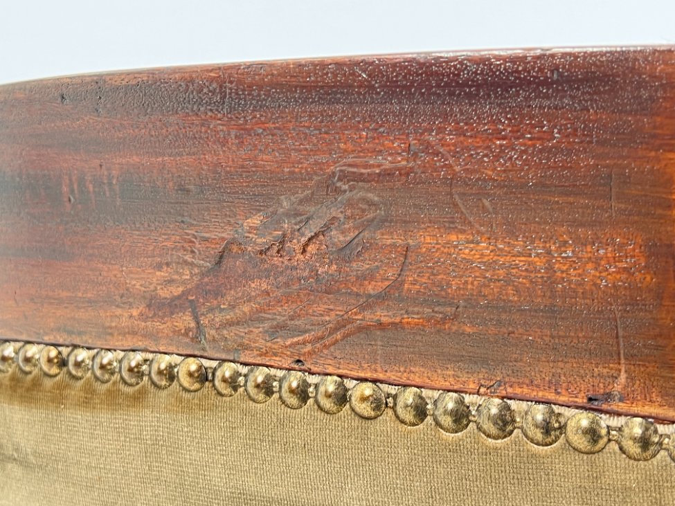 DR0198-valgomojo-kreslai-11 Drožinėtas raudonmedžio krėslas su veliūru 70x61x99 cm, 42 cm