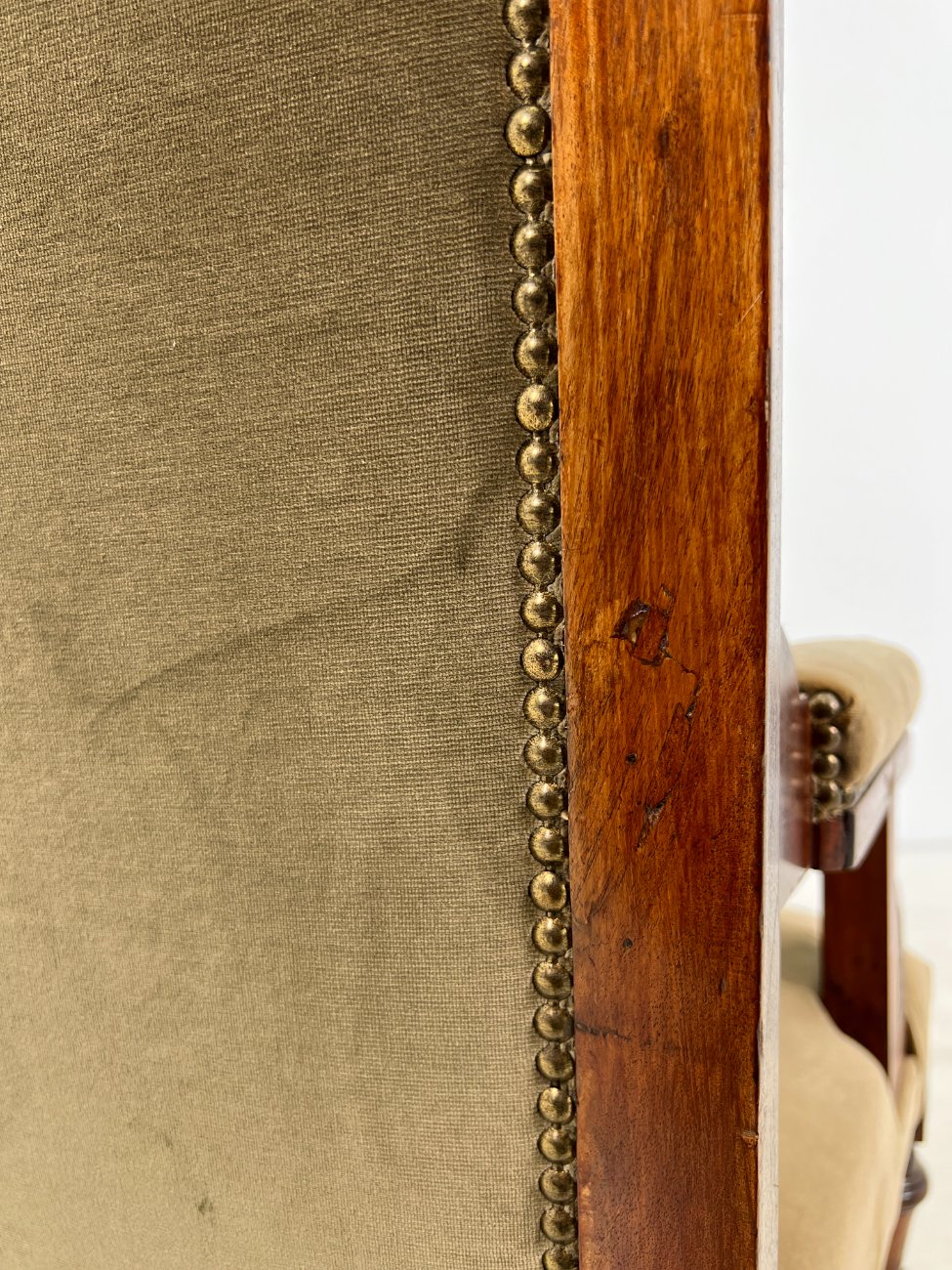 DR0198-valgomojo-kreslai-12 Drožinėtas raudonmedžio krėslas su veliūru 70x61x99 cm, 42 cm