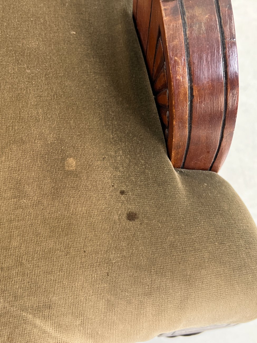 DR0198-valgomojo-kreslai-13 Drožinėtas raudonmedžio krėslas su veliūru 70x61x99 cm, 42 cm