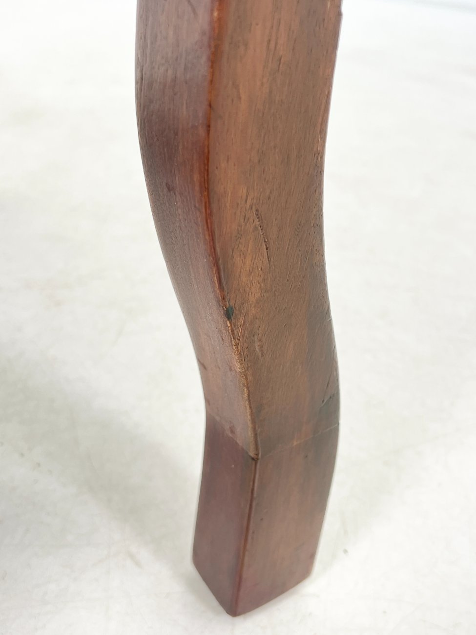 DR0198-valgomojo-kreslai-15 Drožinėtas raudonmedžio krėslas su veliūru 70x61x99 cm, 42 cm