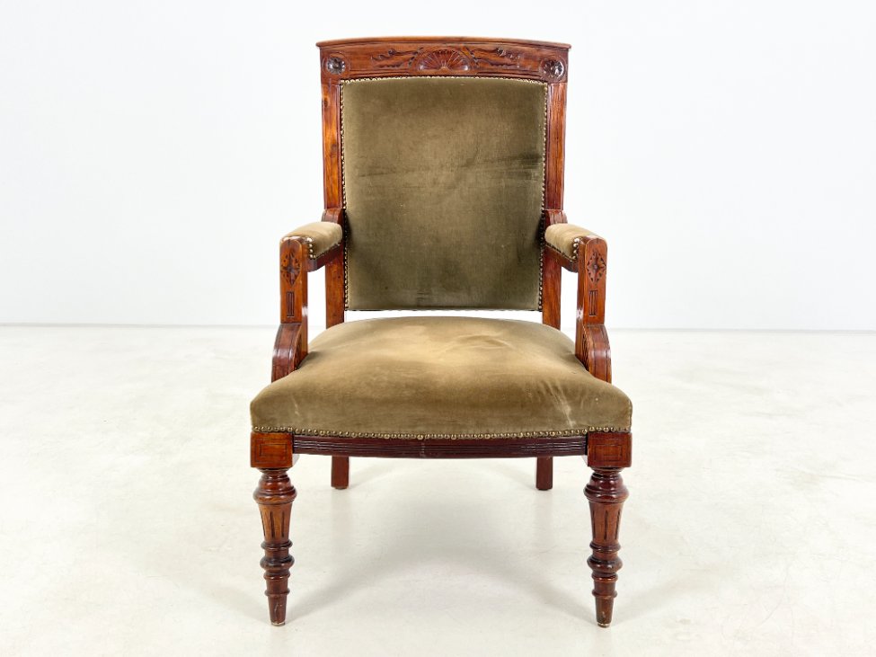 DR0198-valgomojo-kreslai-2 Drožinėtas raudonmedžio krėslas su veliūru 70x61x99 cm, 42 cm