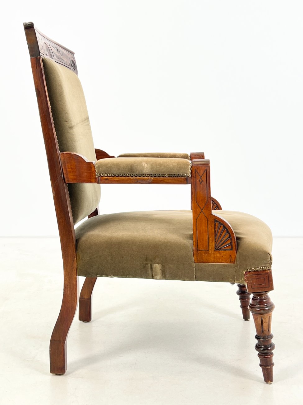 DR0198-valgomojo-kreslai-3 Drožinėtas raudonmedžio krėslas su veliūru 70x61x99 cm, 42 cm