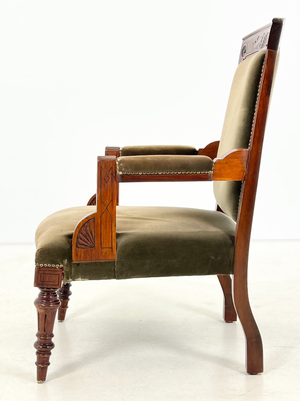 DR0198-valgomojo-kreslai-4 Drožinėtas raudonmedžio krėslas su veliūru 70x61x99 cm, 42 cm