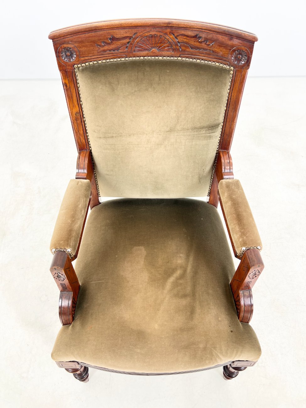 DR0198-valgomojo-kreslai-5 Drožinėtas raudonmedžio krėslas su veliūru 70x61x99 cm, 42 cm