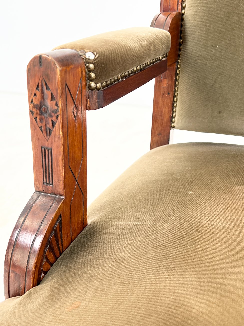 DR0198-valgomojo-kreslai-6 Drožinėtas raudonmedžio krėslas su veliūru 70x61x99 cm, 42 cm