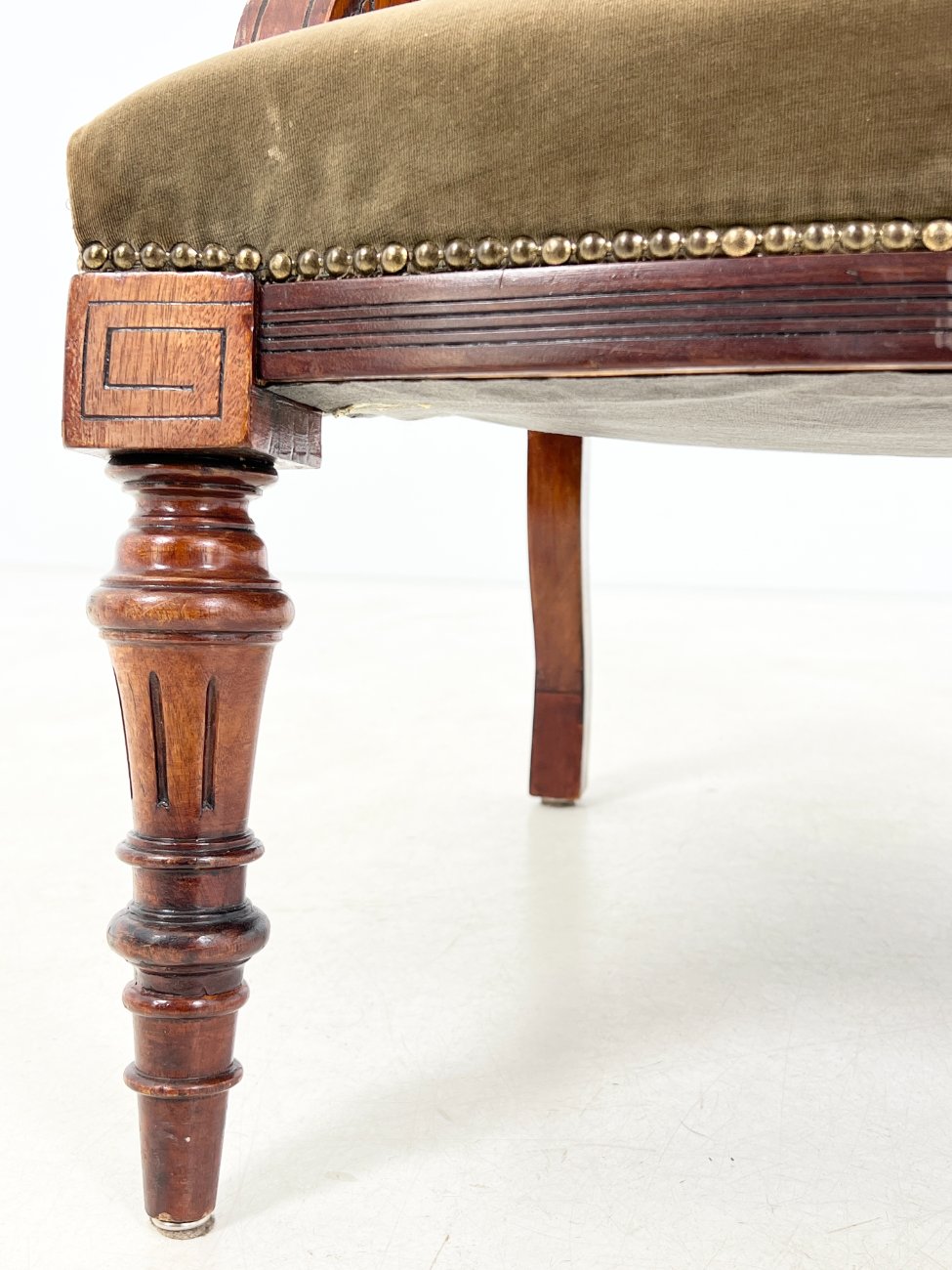 DR0198-valgomojo-kreslai-7 Drožinėtas raudonmedžio krėslas su veliūru 70x61x99 cm, 42 cm