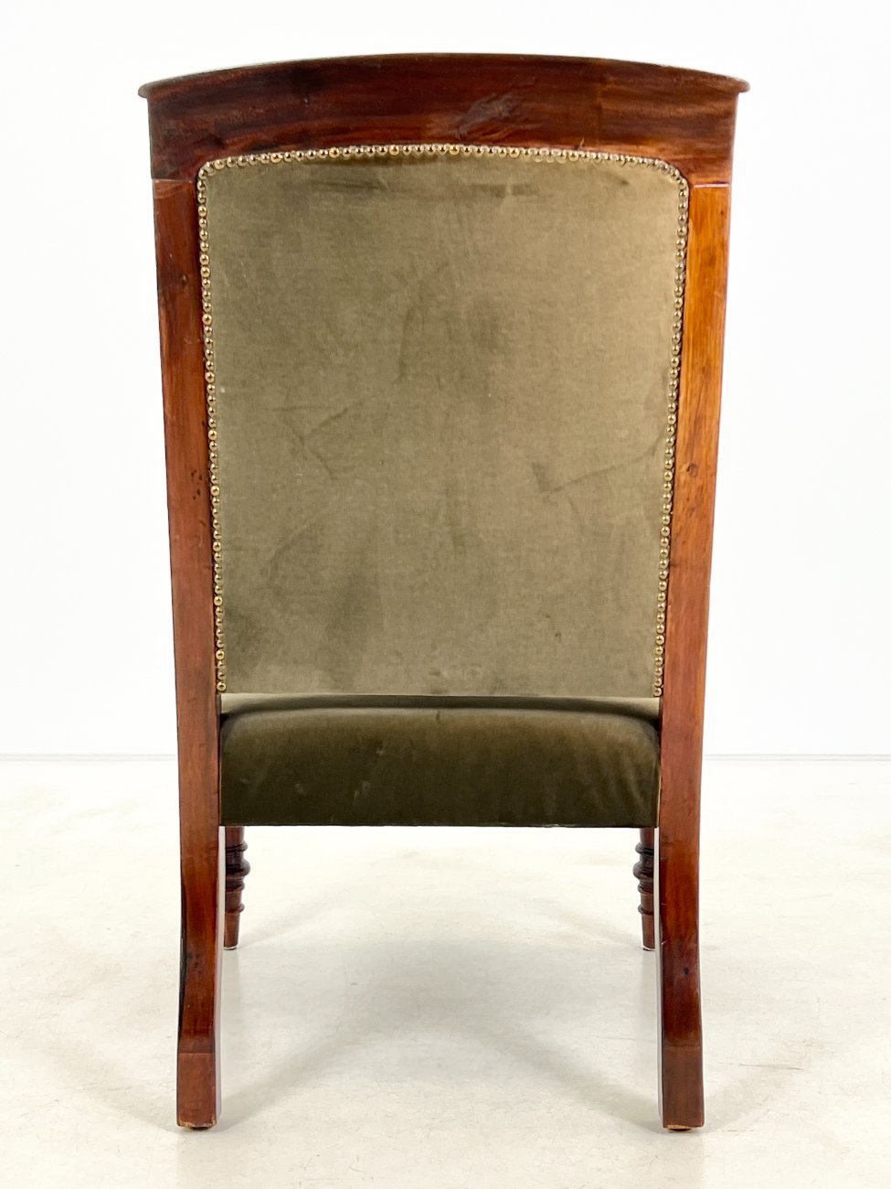 DR0198-valgomojo-kreslai-8 Drožinėtas raudonmedžio krėslas su veliūru 70x61x99 cm, 42 cm