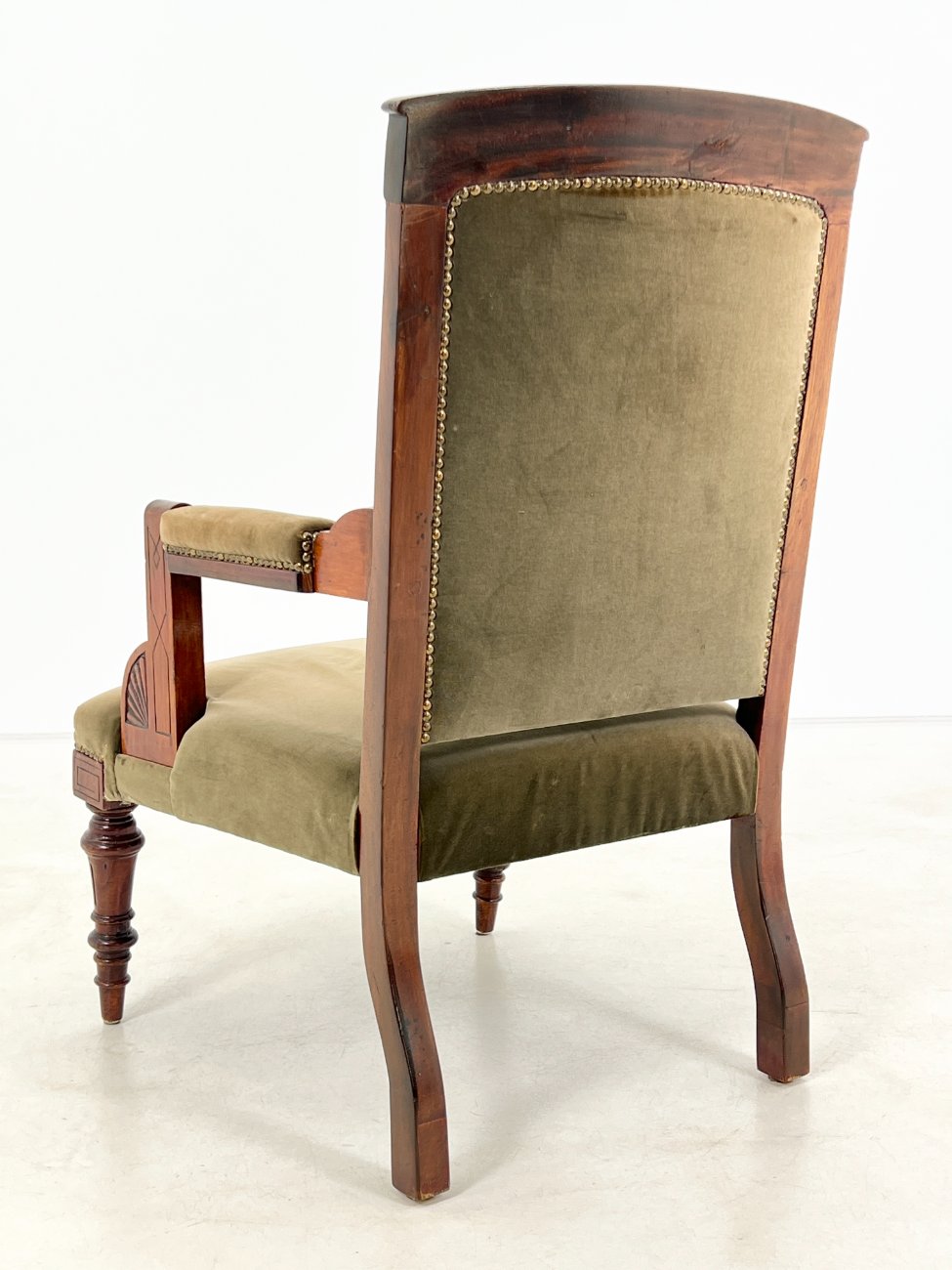 DR0198-valgomojo-kreslai-9 Drožinėtas raudonmedžio krėslas su veliūru 70x61x99 cm, 42 cm