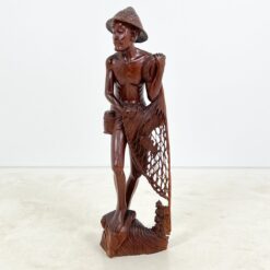 Rytietiška medinė žvejo su tinklu statula 30x34x102 cm