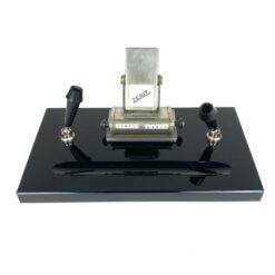 Itališkas vintažinis mechaninis stalinis kalendorius – rašiklių stovas ant akmens pagrindo 18x31x14 cm