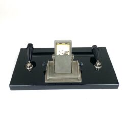 Itališkas vintažinis mechaninis stalinis kalendorius – rašiklių stovas ant akmens pagrindo 18x31x14 cm